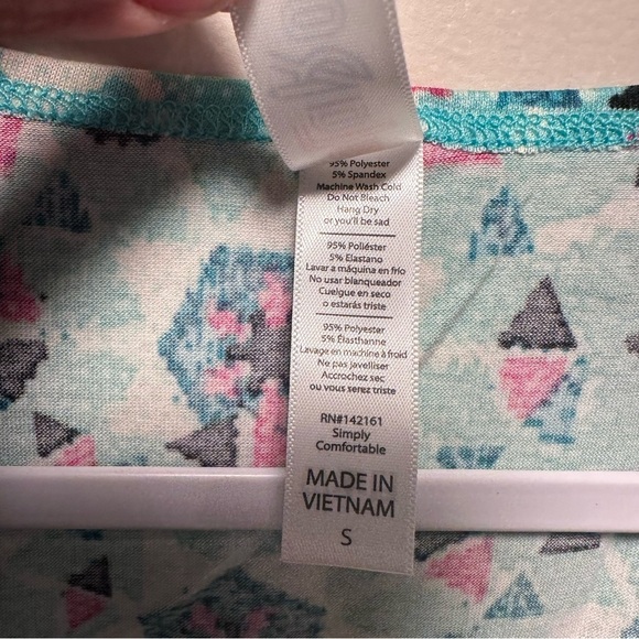 LulaRoe Classic T, Short Sleeve, Scoop Neck Flowy, High-Low Hem S (or M 6-8) NWT - Picture 3 of 13